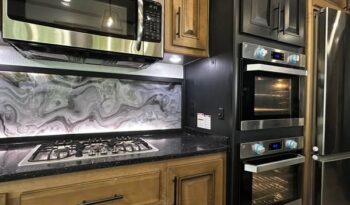 
										2021 Heartland Landmark 365 Newport full									