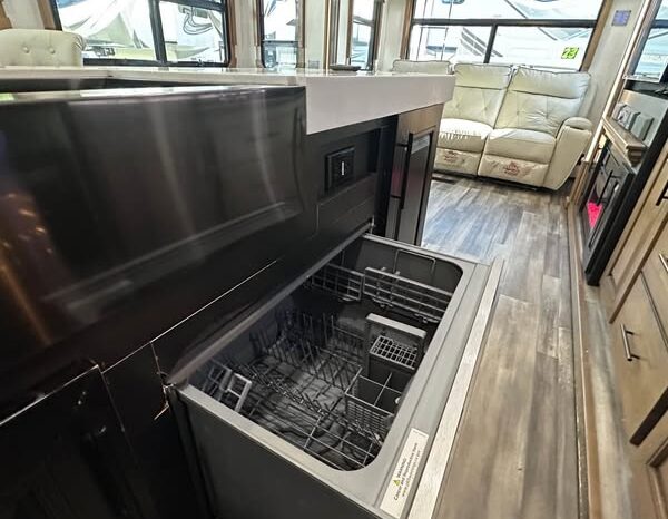 
								2021 Heartland Landmark 365 Newport full									