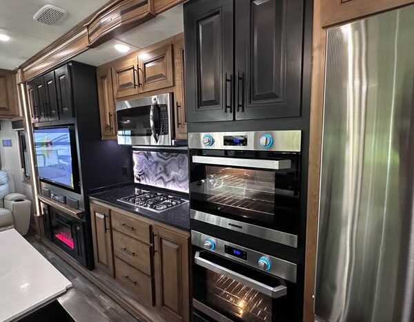 
								2021 Heartland Landmark 365 Newport full									
