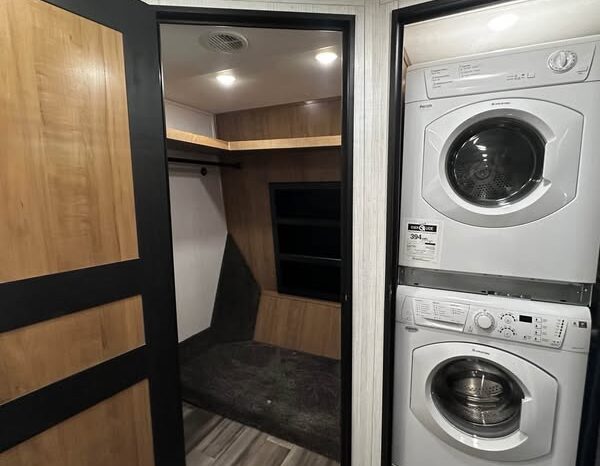
								2021 Heartland Landmark 365 Newport full									