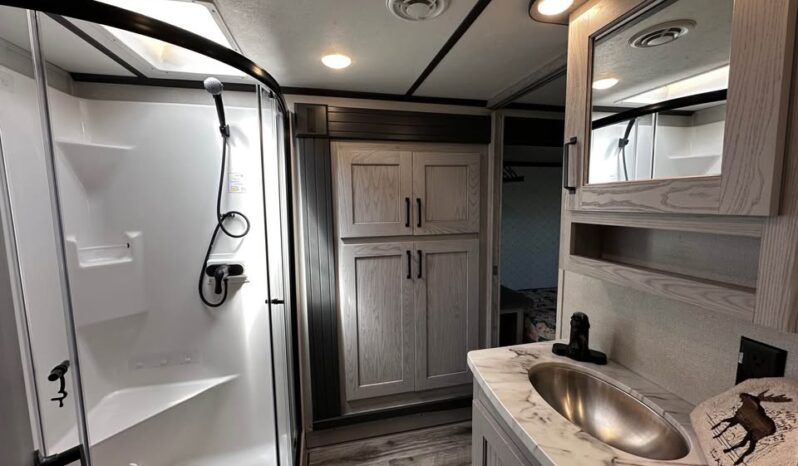 
								2023 Keystone Montana 335BH full									