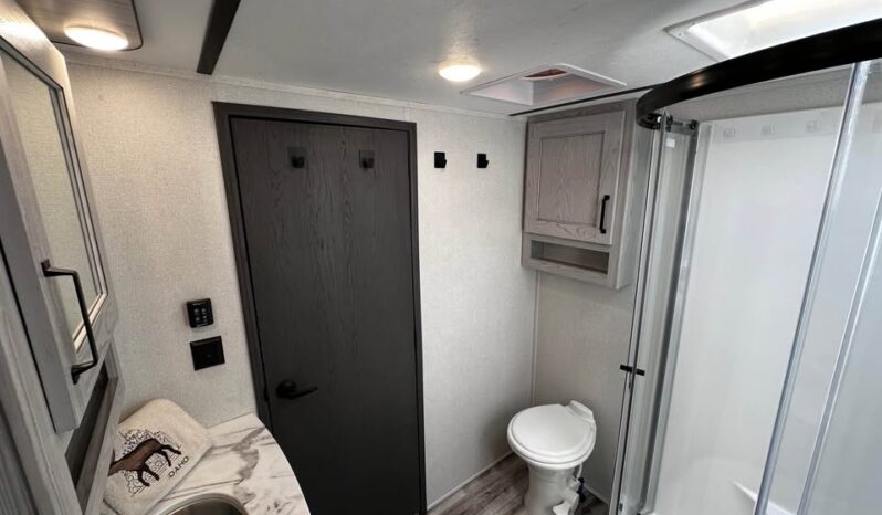 
								2023 Keystone Montana 335BH full									