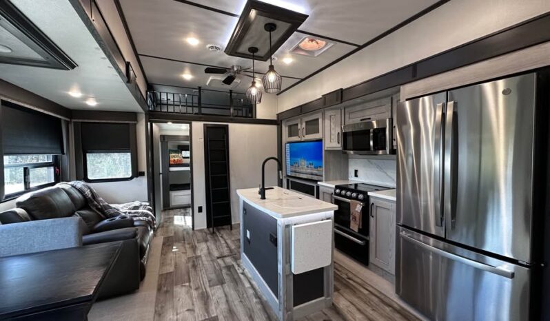 
								2023 Keystone Montana 335BH full									