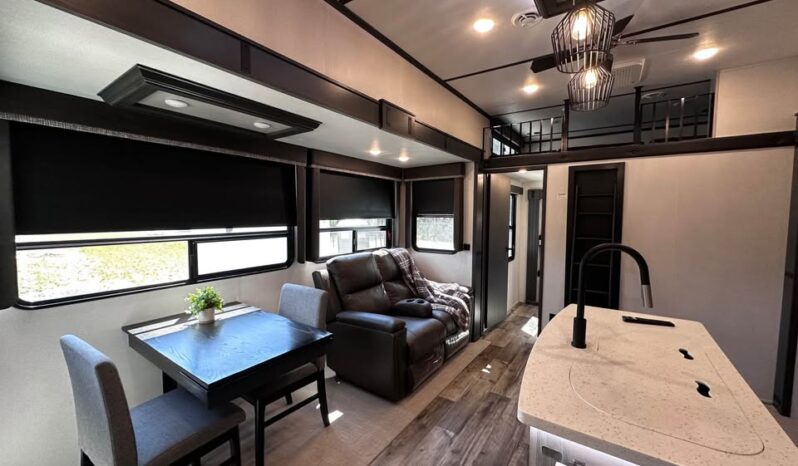 
								2023 Keystone Montana 335BH full									
