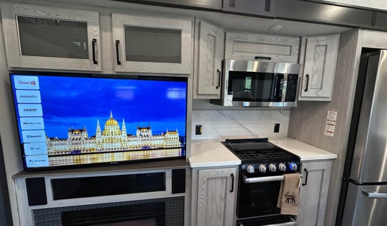
								2023 Keystone Montana 335BH full									