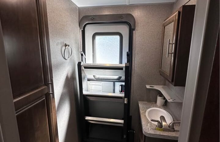 
								2019 Rockwood Ultra Lite 2910SBD Bunk House|1.5 Baths|Dual Entry full									