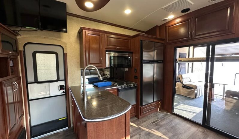 2015 Tesla 3212 Toy Hauler by Evergreen