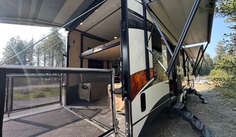 2015 Tesla 3212 Toy Hauler by Evergreen