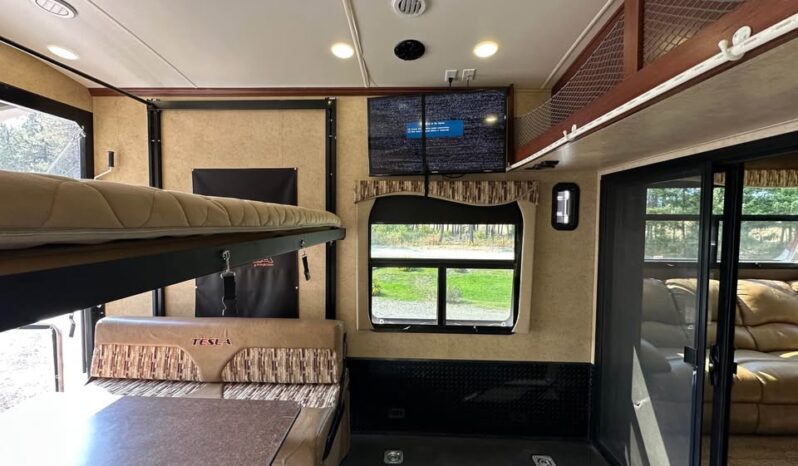 
								2015 Tesla 3212 Toy Hauler by Evergreen full									