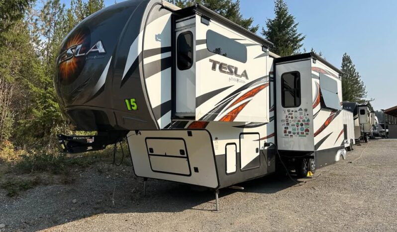 2015 Tesla 3212 Toy Hauler by Evergreen