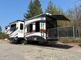 2015 Tesla 3212 Toy Hauler by Evergreen