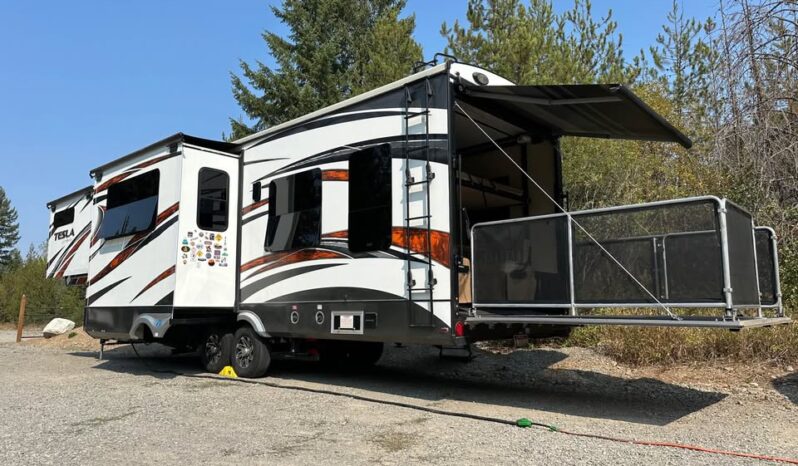 2015 Tesla 3212 Toy Hauler by Evergreen