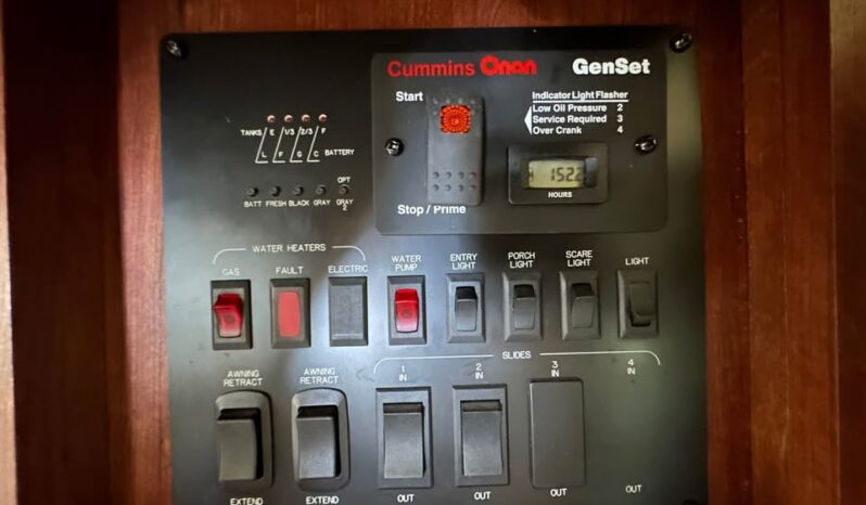 
								2015 Tesla 3212 Toy Hauler by Evergreen full									