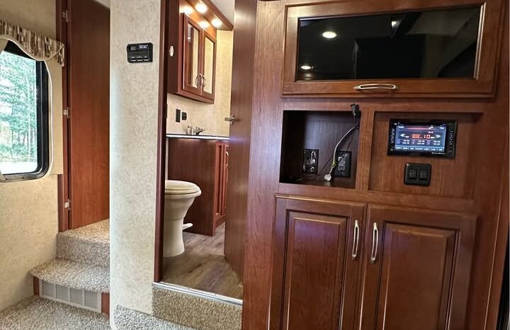 
								2015 Tesla 3212 Toy Hauler by Evergreen full									