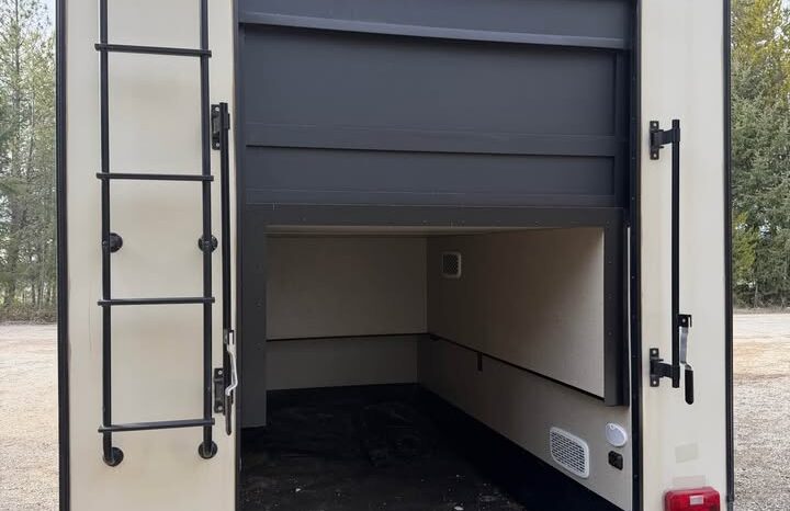 
								2018 Keystone Montana 380TH | Toy Hauler | Front Living full									